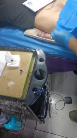 《贵在真实反差淫妻》顶级绿帽刷锅狠人，私密交流群东北夫妻淫乱群交内容曝光，商场户外超市露出3P野 截图9