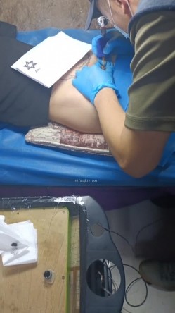 《贵在真实反差淫妻》顶级绿帽刷锅狠人，私密交流群东北夫妻淫乱群交内容曝光，商场户外超市露出3P野 截图11