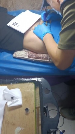 《贵在真实反差淫妻》顶级绿帽刷锅狠人，私密交流群东北夫妻淫乱群交内容曝光，商场户外超市露出3P野 截图12