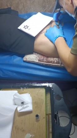 《贵在真实反差淫妻》顶级绿帽刷锅狠人，私密交流群东北夫妻淫乱群交内容曝光，商场户外超市露出3P野 截图13
