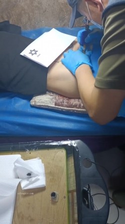 《贵在真实反差淫妻》顶级绿帽刷锅狠人，私密交流群东北夫妻淫乱群交内容曝光，商场户外超市露出3P野 截图14