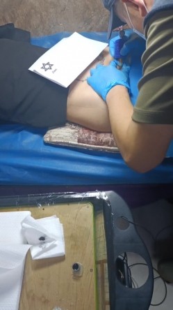 《贵在真实反差淫妻》顶级绿帽刷锅狠人，私密交流群东北夫妻淫乱群交内容曝光，商场户外超市露出3P野 截图16