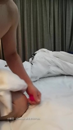 【极品孕妇找隔壁老王】被人操怀孕了还出来发骚 老王忍不住无套赏她逼一炮 必须内射 不过瘾射完还玩跳蛋 高清源码录制 截图3