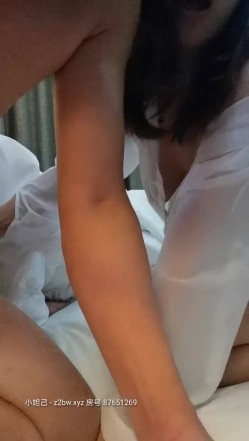 【极品孕妇找隔壁老王】被人操怀孕了还出来发骚 老王忍不住无套赏她逼一炮 必须内射 不过瘾射完还玩跳蛋 高清源码录制 截图7