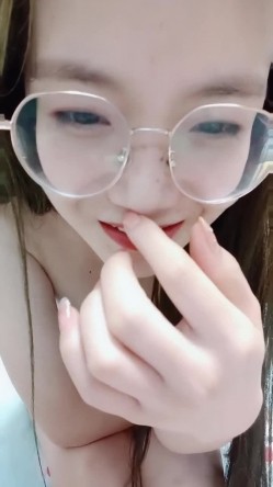 爱吃棒棒糖的眼镜妹子，全裸自慰道具插穴第一视角呻吟不止骚的很 截图5