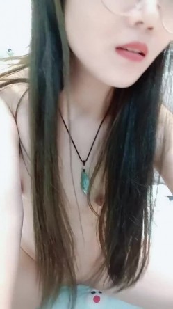 爱吃棒棒糖的眼镜妹子，全裸自慰道具插穴第一视角呻吟不止骚的很 截图6