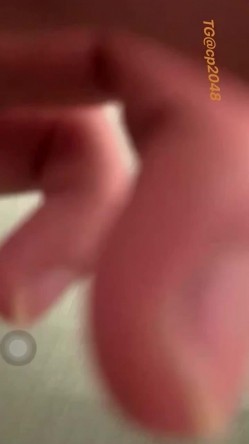 大学生小情侣厕所偷食禁果 美女身材很棒 差点被发现了 截图1