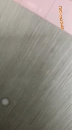 大学生小情侣厕所偷食禁果 美女身材很棒 差点被发现了 截图2