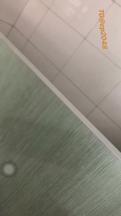 大学生小情侣厕所偷食禁果 美女身材很棒 差点被发现了 截图5