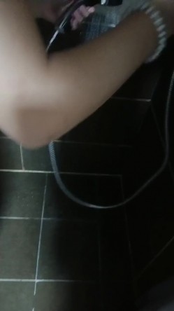 风情小少妇露脸伺候两个大鸡巴，一个拍一个草，让小哥压在身下多体位蹂躏抽插，床头爆草嘴里还塞鸡巴射屁股 截图8