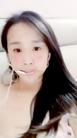 最美哺乳期宝妈【哺乳期】为了生活下海~直播挤乳汁!湿哒哒，小少妇颇有几分姿色 截图1