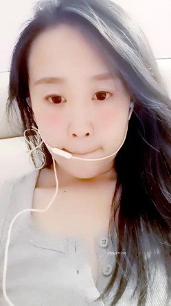 最美哺乳期宝妈【哺乳期】为了生活下海~直播挤乳汁!湿哒哒，小少妇颇有几分姿色 截图3