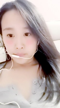 最美哺乳期宝妈【哺乳期】为了生活下海~直播挤乳汁!湿哒哒，小少妇颇有几分姿色 截图4