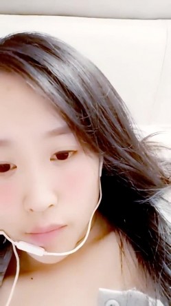 最美哺乳期宝妈【哺乳期】为了生活下海~直播挤乳汁!湿哒哒，小少妇颇有几分姿色 截图5