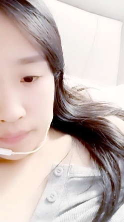 最美哺乳期宝妈【哺乳期】为了生活下海~直播挤乳汁!湿哒哒，小少妇颇有几分姿色 截图6