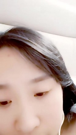 最美哺乳期宝妈【哺乳期】为了生活下海~直播挤乳汁!湿哒哒，小少妇颇有几分姿色 截图7