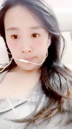 最美哺乳期宝妈【哺乳期】为了生活下海~直播挤乳汁!湿哒哒，小少妇颇有几分姿色 截图11