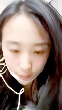 最美哺乳期宝妈【哺乳期】为了生活下海~直播挤乳汁!湿哒哒，小少妇颇有几分姿色 截图13