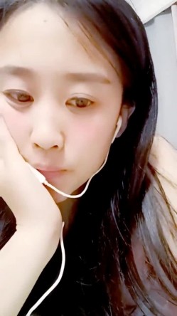 最美哺乳期宝妈【哺乳期】为了生活下海~直播挤乳汁!湿哒哒，小少妇颇有几分姿色 截图14