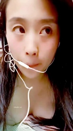 最美哺乳期宝妈【哺乳期】为了生活下海~直播挤乳汁!湿哒哒，小少妇颇有几分姿色 截图15
