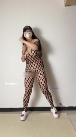 极品天然巨乳蜂腰肥臀网红小钢炮【万听】最新7月私拍福利，露脸裸身自摸裸舞，连体镂空情趣衣太赞了 截图9