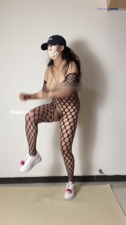 极品天然巨乳蜂腰肥臀网红小钢炮【万听】最新7月私拍福利，露脸裸身自摸裸舞，连体镂空情趣衣太赞了 截图12