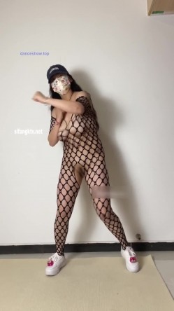 极品天然巨乳蜂腰肥臀网红小钢炮【万听】最新7月私拍福利，露脸裸身自摸裸舞，连体镂空情趣衣太赞了 截图14