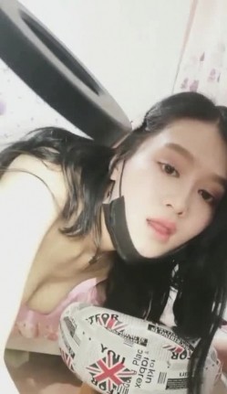 网红脸漂亮美女主播随机抽位粉丝啪啪,男的提前偷吃性药狂干不射,淫叫：你射吧,我坚持不了了,干的下面好痛! 截图2