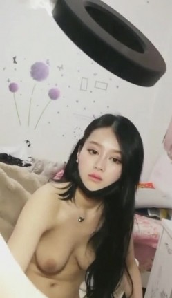 网红脸漂亮美女主播随机抽位粉丝啪啪,男的提前偷吃性药狂干不射,淫叫：你射吧,我坚持不了了,干的下面好痛! 截图3