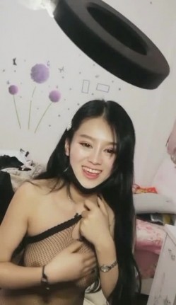 网红脸漂亮美女主播随机抽位粉丝啪啪,男的提前偷吃性药狂干不射,淫叫：你射吧,我坚持不了了,干的下面好痛! 截图4