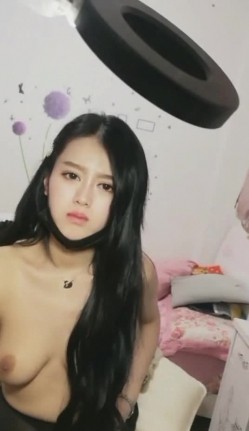 网红脸漂亮美女主播随机抽位粉丝啪啪,男的提前偷吃性药狂干不射,淫叫：你射吧,我坚持不了了,干的下面好痛! 截图5