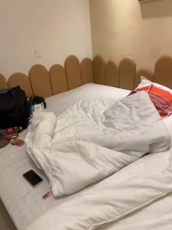 绿帽癖老公大聚会骚妇群P成熟饥渴骚妇成群结队开淫趴浴池KTV漏出口交随机配对 截图11