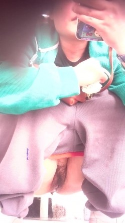 风景区全景女厕偷拍 ️游客尿尿嫂子嘴里嚼着口香糖下面拉稀 截图2