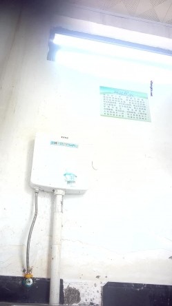 风景区全景女厕偷拍 ️游客尿尿嫂子嘴里嚼着口香糖下面拉稀 截图3