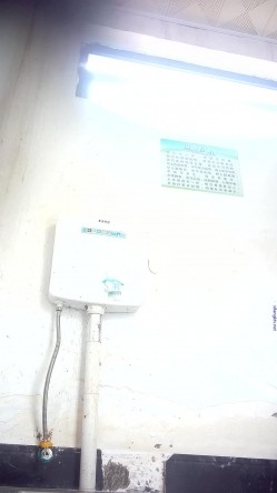 风景区全景女厕偷拍 ️游客尿尿嫂子嘴里嚼着口香糖下面拉稀 截图4