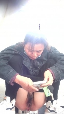 风景区全景女厕偷拍 ️游客尿尿嫂子嘴里嚼着口香糖下面拉稀 截图6