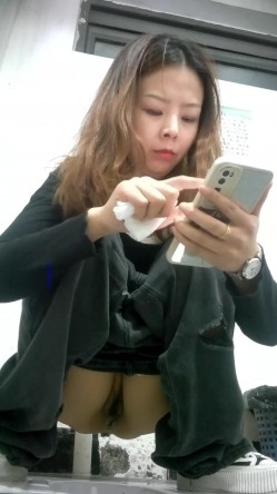 风景区全景女厕偷拍 ️游客尿尿嫂子嘴里嚼着口香糖下面拉稀 截图11