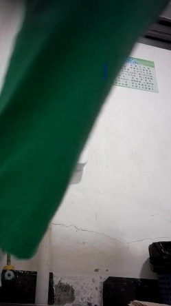风景区全景女厕偷拍 ️游客尿尿嫂子嘴里嚼着口香糖下面拉稀 截图13