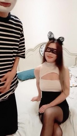 白皙模特身材卡爱女神 黑丝长腿诱惑，揉奶抠逼，女上位无套大屌操 截图3