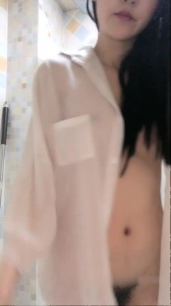 高颜值甜美萌妹子沙发上自摸倒奶 道具大JJ抽插呻吟娇喘浴室洗逼逼扣逼喷水 截图11