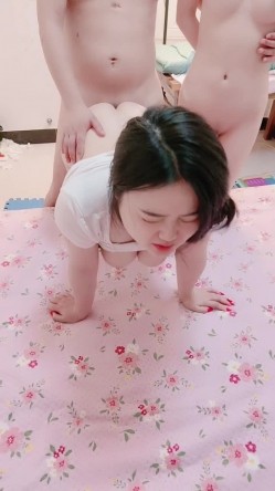 3个妹妹下海群P【乐乐】无毛白虎逼 大屁股大奶子 一起撅着屁股等着爱干 舔逼 叠罗汉 视觉盛宴 截图2