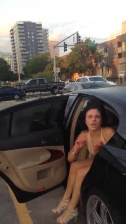 两位女汉子撕逼大战太猛了 亮点是两妹子都是真空 躺地上的妹子奶子真大BB还是无毛的 截图8