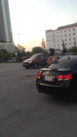两位女汉子撕逼大战太猛了 亮点是两妹子都是真空 躺地上的妹子奶子真大BB还是无毛的 截图11