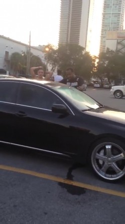 两位女汉子撕逼大战太猛了 亮点是两妹子都是真空 躺地上的妹子奶子真大BB还是无毛的 截图16