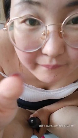 良家少妇的呻吟，露脸看起来很文静的小骚货，揉着奶子玩着逼，跳弹加黑牛，逼逼好大真往里塞啊不要错过 截图13
