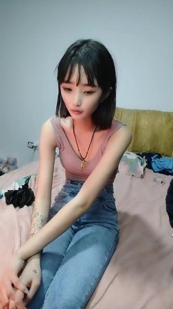 【极品大骚逼】，180cm的长腿妹妹，00后，纯欲天花板，这次还带了个小姐妹，粉嘟嘟肉体被干得高潮阵阵 截图2