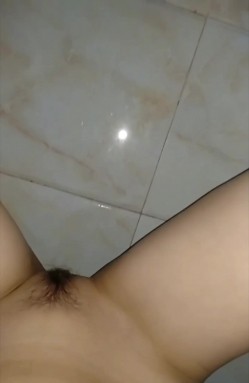 “母狗谢谢老师的生日礼物，我一辈子都是老师的性奴”淫语独白 调教露脸学生妹【唐雯】倒立尿尿喝下去 截图3
