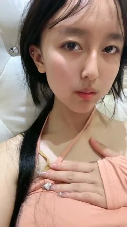 呆萌小美女初下海！侧躺蜜桃美臀诱惑，展示美腿美足，掰开小穴特写，小洞紧致毛毛浓密 截图3