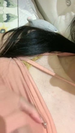 呆萌小美女初下海！侧躺蜜桃美臀诱惑，展示美腿美足，掰开小穴特写，小洞紧致毛毛浓密 截图5