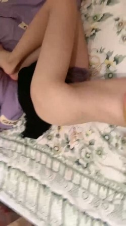 呆萌小美女初下海！侧躺蜜桃美臀诱惑，展示美腿美足，掰开小穴特写，小洞紧致毛毛浓密 截图7